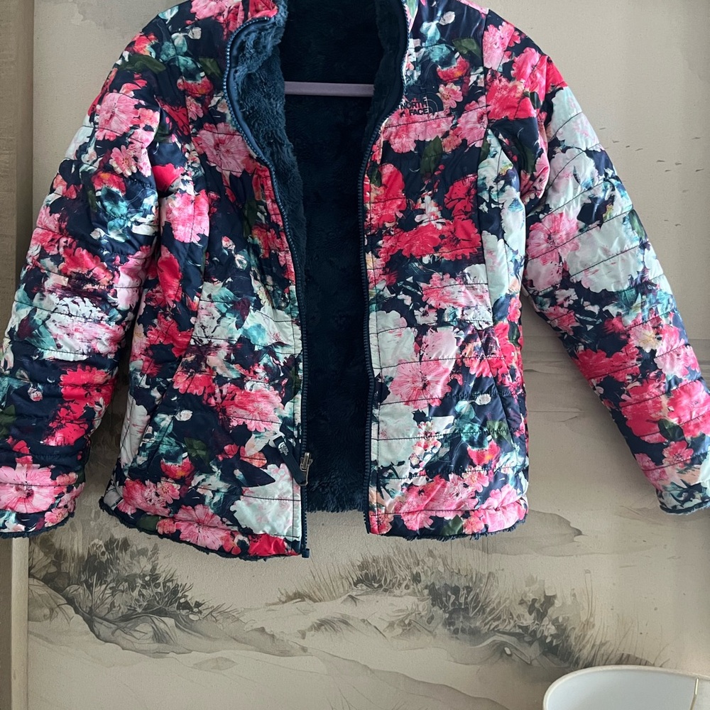 Northface girls reversible winter coat. hidden tear on floral side. Large 14/16